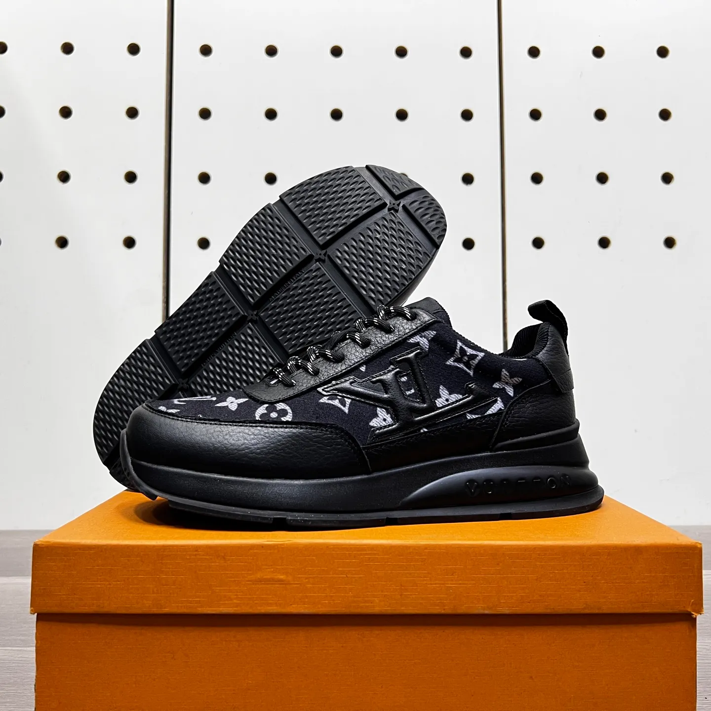 Factory price: 438💰LVZhe's new casual sports shoes for men👉 👉 Fashionable and versatile, 💞 simple and elegant style, 🔊 The fabric is made of imported cowhide with original fabric, ☑️Sheepskin feet inside, original wear-resistant rubber outsole, exclusive new style, actual shot, three colors available, code number: 38-44, (45 can be customized)